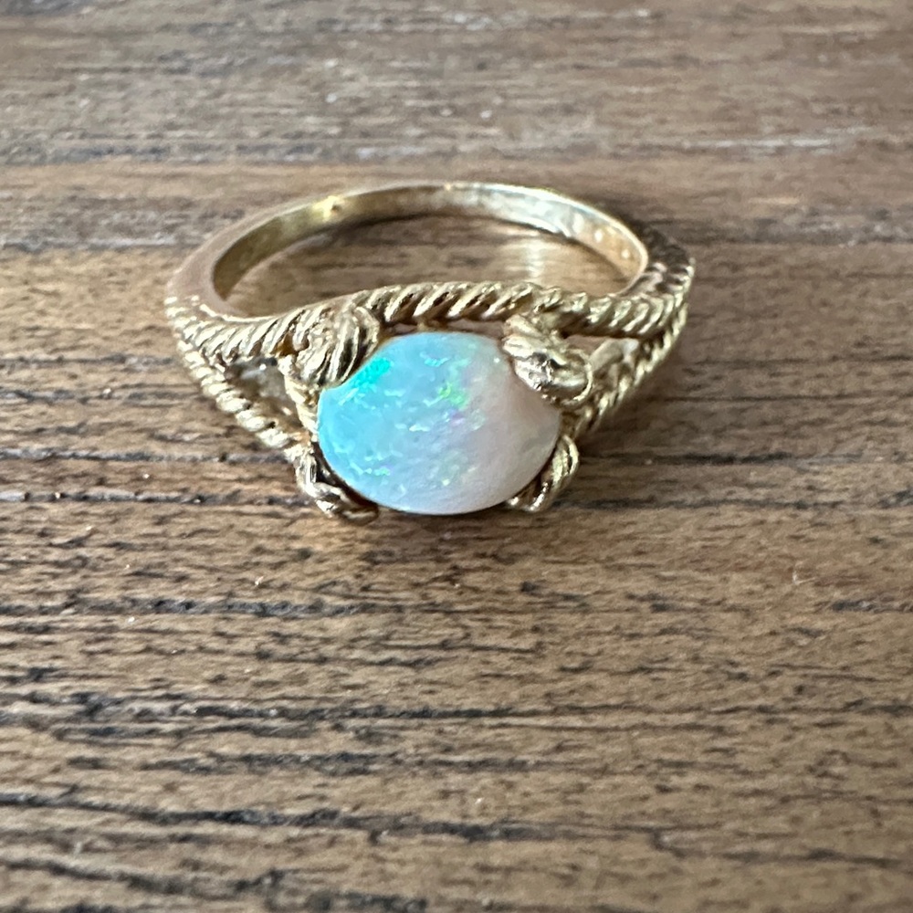 Vintage 14k Elegant Gold Ring with Opal Centerpiece